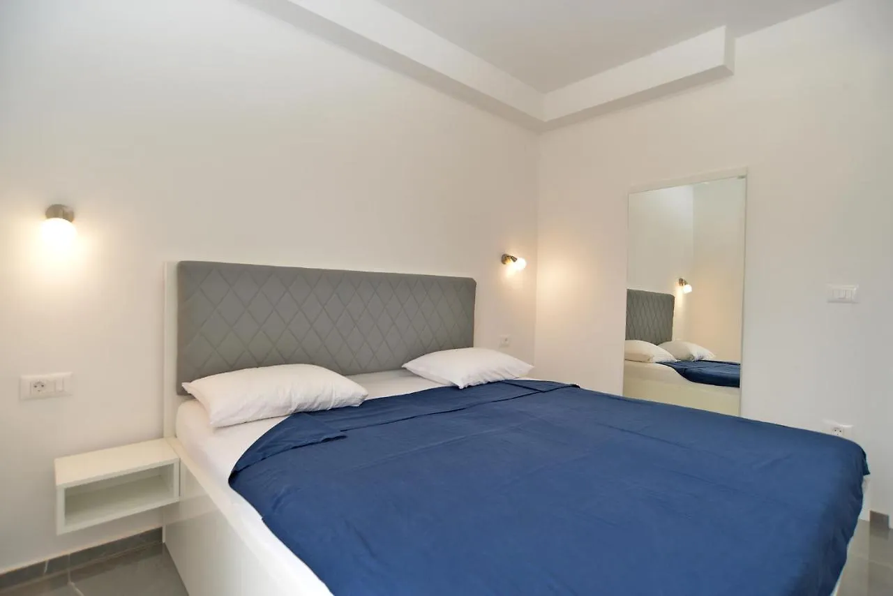 Apartments Djordjo 2295 Banjole Croatia