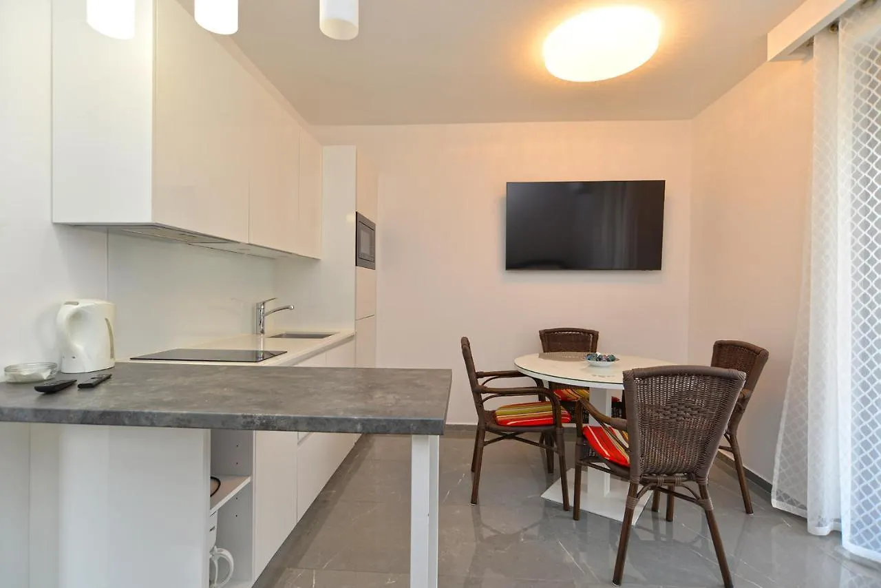 Apartments Djordjo 2295 Banjole Croatia