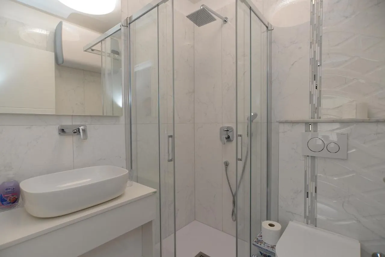 Apartments Djordjo 2295 Banjole Croatia