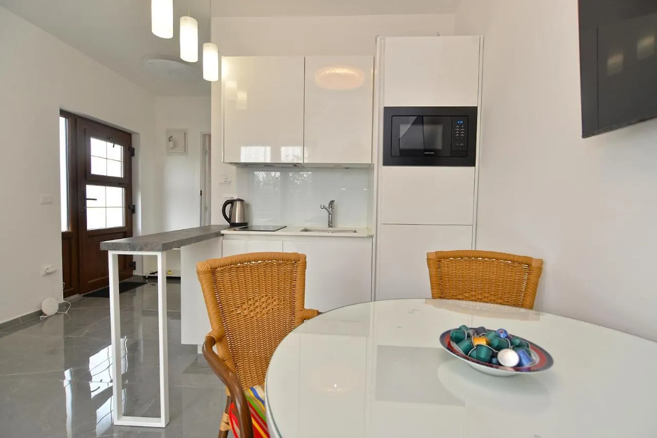 Apartments Djordjo 2295 Banjole